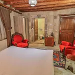 Bedrock Cave (adults Only) Homestay *