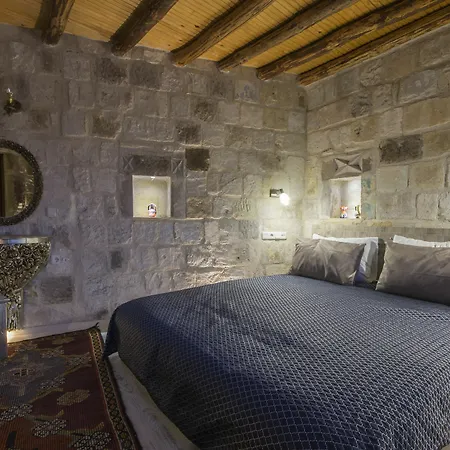 Bedrock Cave (adults Only) Homestay