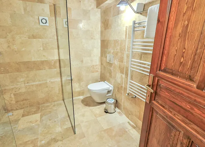 Bedrock Cave (adults Only) Γκόρεμε